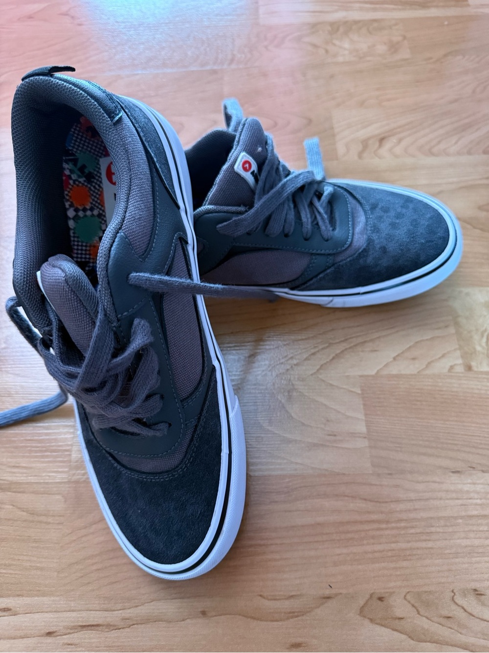 Airwalk Gray Low-Top Skate Shoe with Patterned Insole